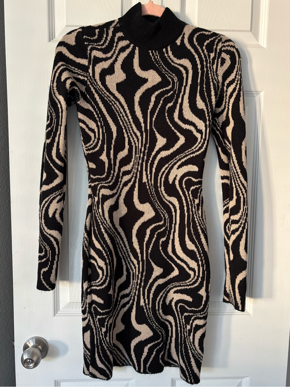 Black & Cream Swirl Knit Long-Sleeve Dress Small